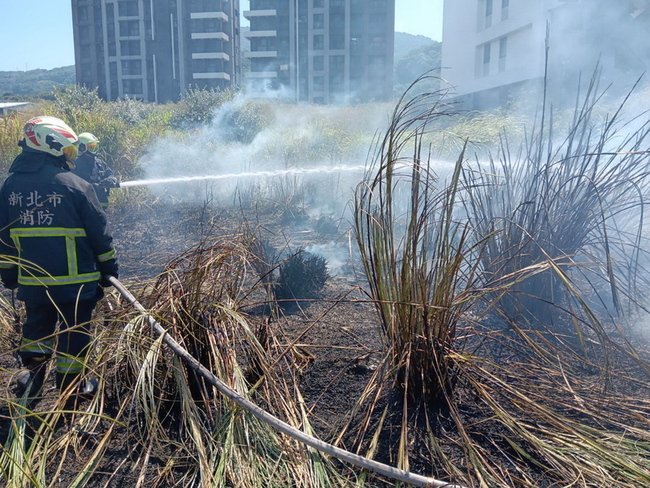 新北八里廟會旁火警肇因疑放鞭炮  消防局追查 | 華視新聞