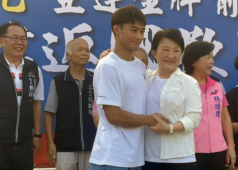 楊勇緯亞運摘金返台 盧秀燕「抱抱」送暖