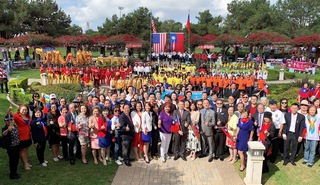 加州僑胞歡度雙十 公園升起台美巨幅國旗