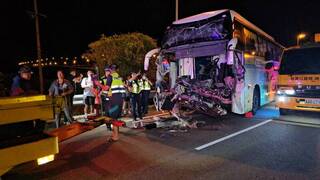 國道客運追撞工程貨車遭拖行下匝道 駕駛骨折送醫