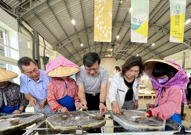 闡述台灣鹽業發展軌跡  檔案特展台南七股開展 | 華視新聞