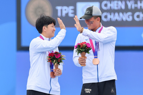 陳怡瑄張正韋國際賽首度合作 亞運複合弓混雙摘銅