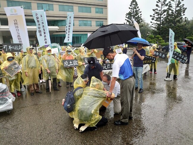 反龍科三期自救會齊聚竹科管理局 居民下跪陳情 | 華視新聞