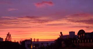 颱風小犬逼近 澎湖出現火燒雲滿天通紅