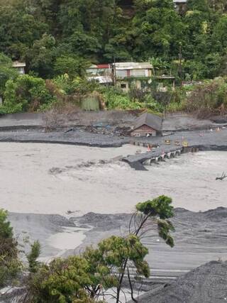 南投焚風國姓高溫破紀錄  廬山溫泉區溪底便道毀