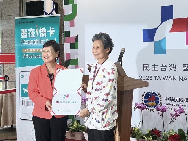4000僑胞返台慶雙十 旅美僑胞陳羽莎第一名報到 | 華視新聞