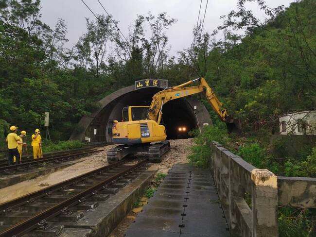 台鐵台東-山里土石流覆蓋路線  花東間對號車停駛 | 華視新聞