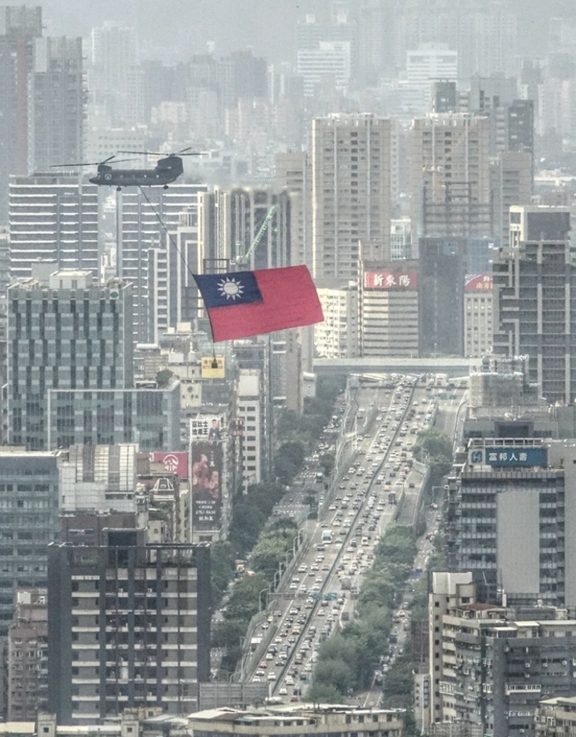 國慶前最後預演  直升機懸巨幅國旗通過總統府上空 | 華視新聞