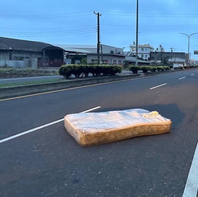 颱風天機車撞床墊釀1重傷1輕傷  誰亂丟待警釐清 | 華視新聞