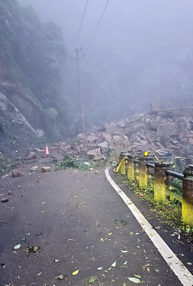 嘉130線大量落石坍方  道路中斷無法通行 | 華視新聞