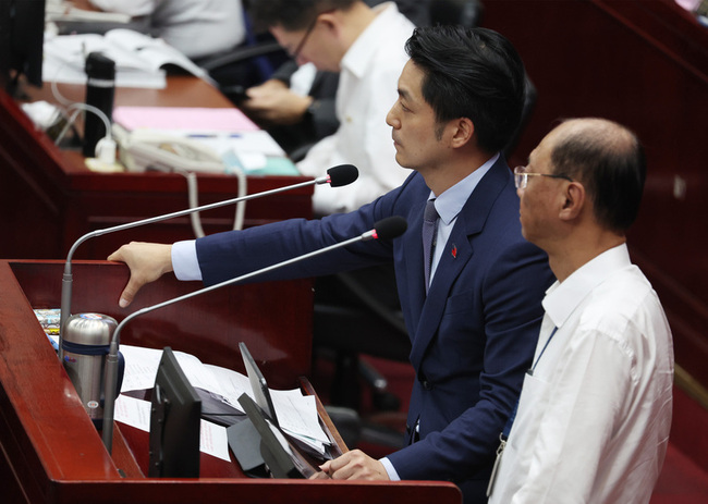 蔣萬安、陳怡君因「基泰門神」交鋒  議場飆大嗓門 | 華視新聞