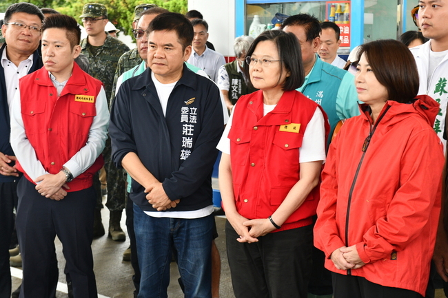 颱風小犬重創屏東滿州鄉  蔡總統勘災允協助重建 | 華視新聞