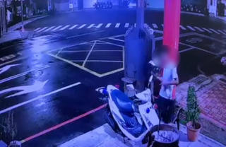 不滿友人酒駕被逮 男灌沙土進警安全帽遭送辦