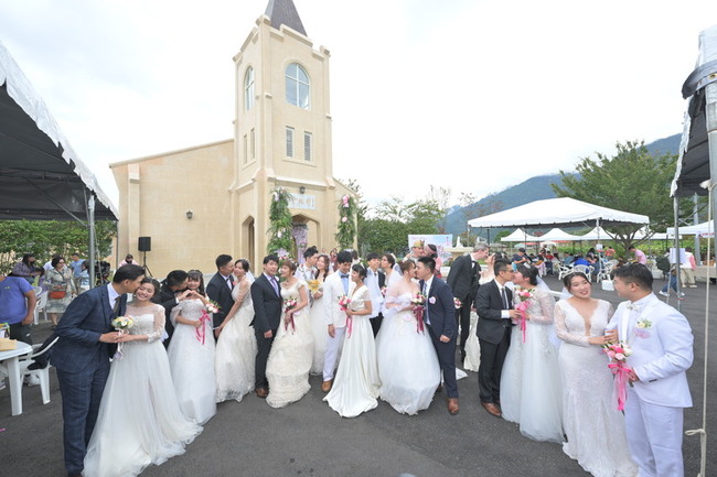 梨山耶穌堂敲響幸福鐘聲 見證12對新人浪漫婚禮 | 華視新聞