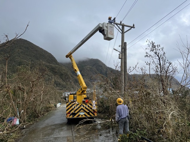 颱風小犬重創蘭嶼2000多戶停電 台電力拚全面復電 | 華視新聞