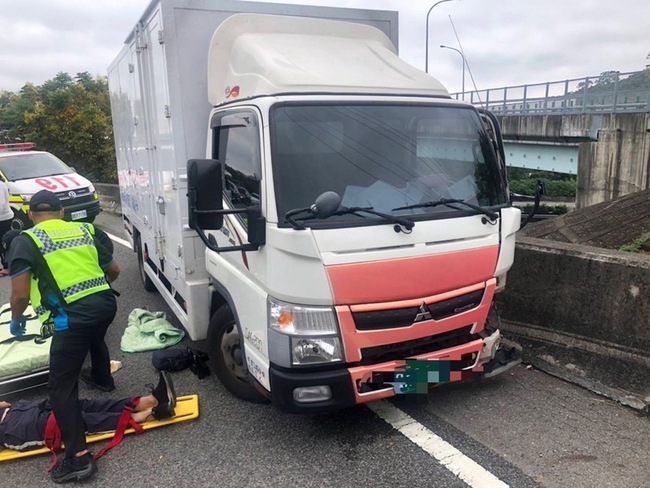 國道1號頭屋交流道貨車衝撞護欄  2人昏迷送醫 | 華視新聞