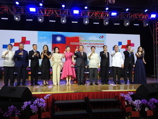 駐菲代表處賀國慶 800人齊聚祝中華民國生日快樂