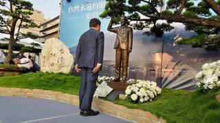 向安倍銅像獻花致意 萩生田光一：台日是永遠好朋友