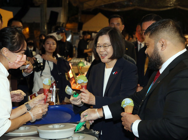 國慶酒會香菜冰逗樂蔡總統 油飯擄獲友邦元首心 | 華視新聞