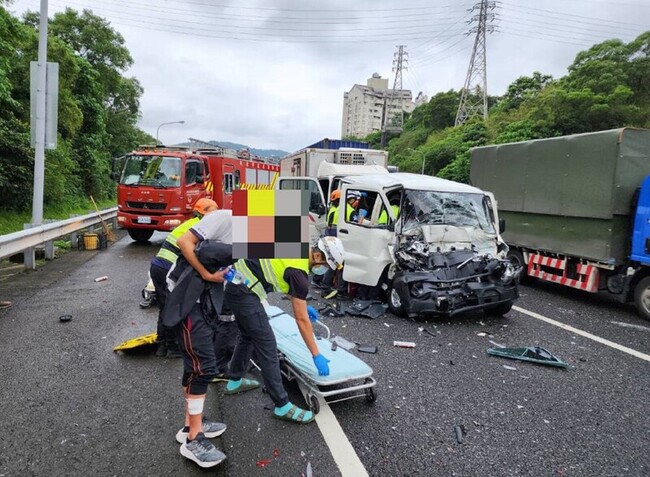 國3汐止路段5車追撞6人受傷  車流回堵約6公里 | 華視新聞