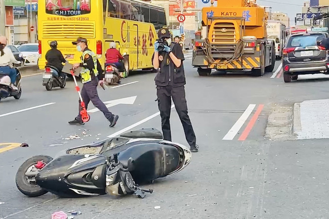 台南機車與起重車擦撞 男騎士疑遭輾過當場死亡 | 華視新聞