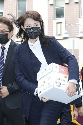 涉貪案抱資料出庭  高虹安：助理工作及加班證據