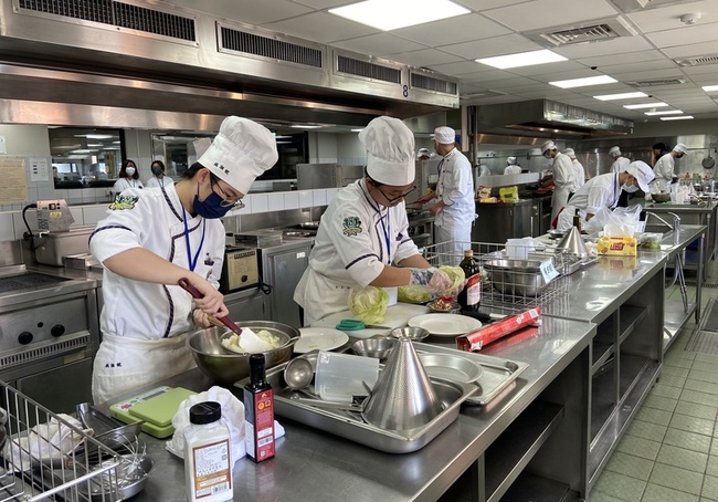弘光餐旅菁英大賽 13組選手尬廚藝呈現義式美食 | 華視新聞