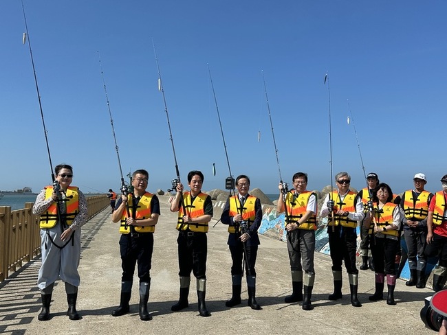 台中港北堤親子垂釣區啟用 賴清德體驗釣魚樂趣 | 華視新聞