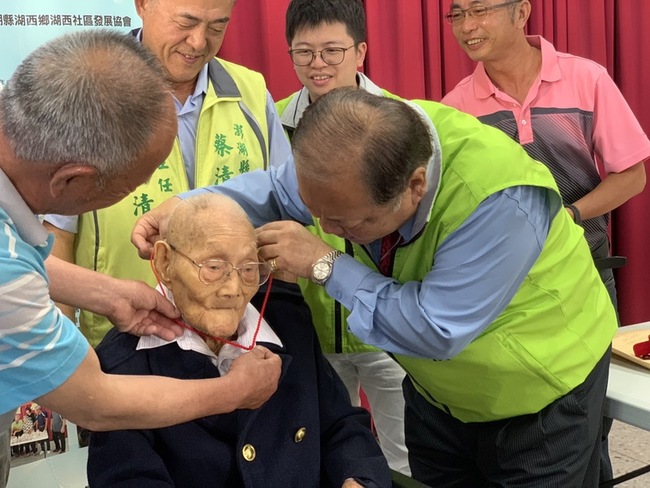 澎湖重陽敬老 陳光復訪最高齡106歲人瑞祝呷百二 | 華視新聞