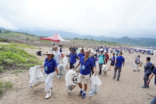環境部攜手歐洲經貿辦事處新北淨灘  向海致敬