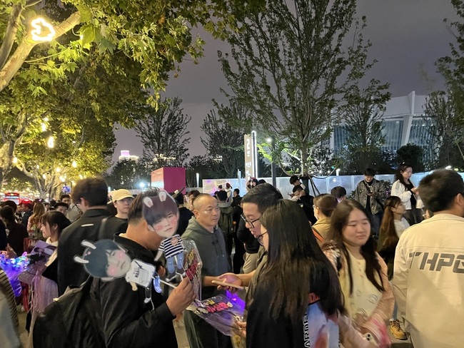 周杰倫上海開唱 買不到票場外站3小時也願意 | 華視新聞