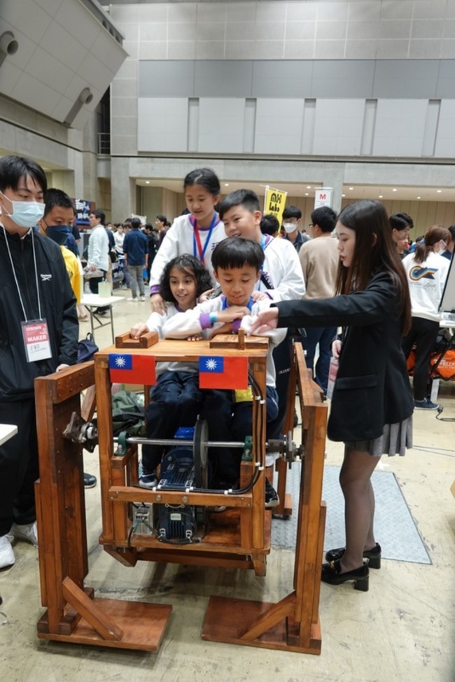 廢棄桌椅變身移動巨獸 嘉義蘭潭國中驚豔東京創客展 | 華視新聞