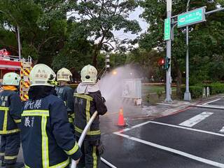 新竹縣府對面道路瓦斯外洩  疑自來水管破裂導致
