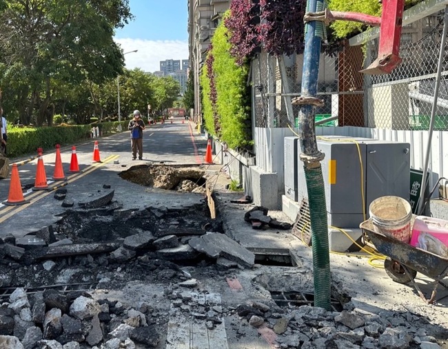 竹北道路再坍塌 竹縣府：排水溝底破裂所致 | 華視新聞