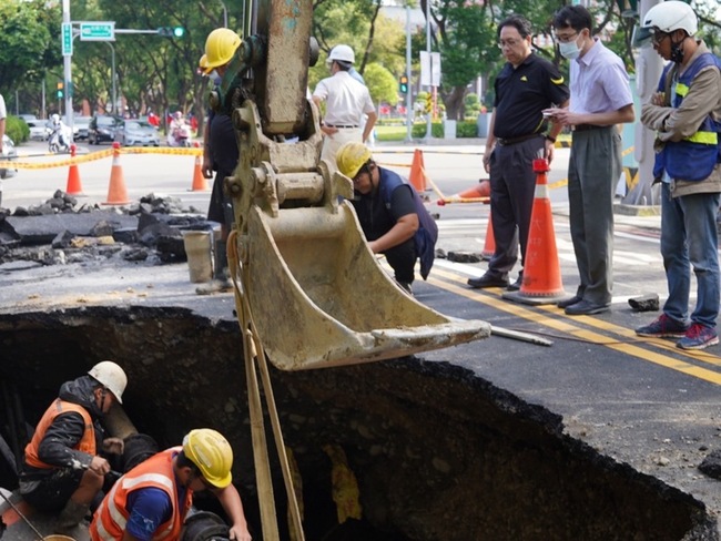 竹北道路塌建商遭停工 竹縣府透地雷達路檢確認安全 | 華視新聞