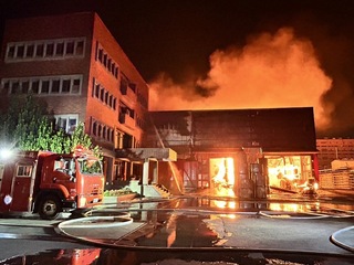 桃園觀音區紙業公司火災  火勢猛烈消防人員搶救中