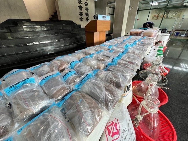 趁颱風天南投山區製毒 集團9人落網警扣2.5億元安毒 | 華視新聞