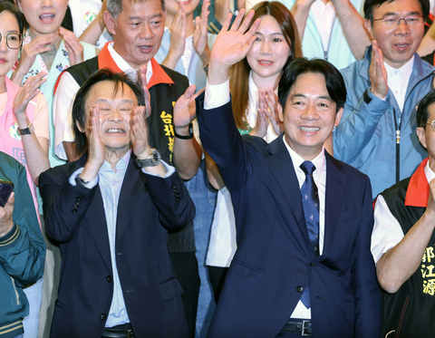 賴清德讚王世堅有民主DNA 開嗓唱歌慶高嘉瑜生日