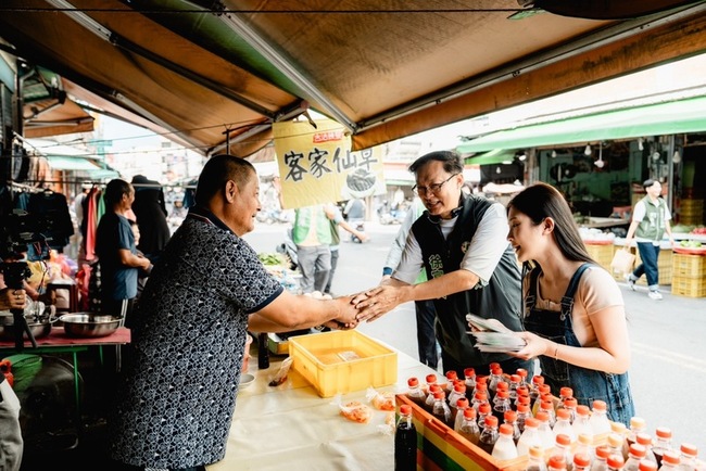 鄭家純陪徐富癸屏南拜票  市場掃街爭取支持 | 華視新聞