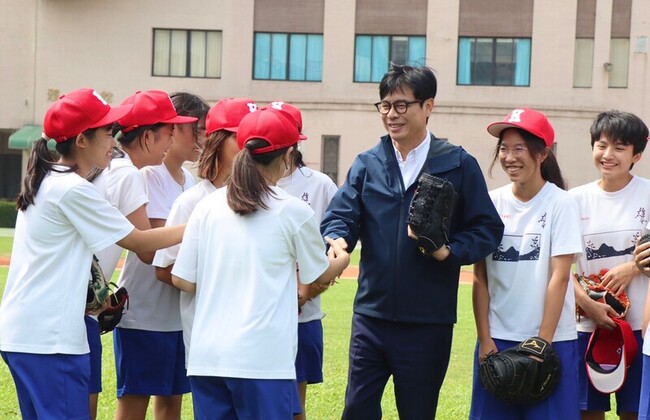 雄女初登黑豹旗 陳其邁到校一起練傳接球勉勇敢追夢 | 華視新聞