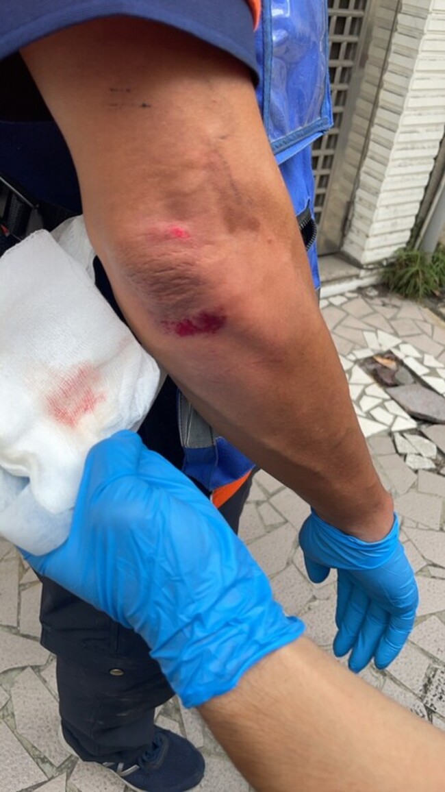 疑不滿救護車擋路 台南機車騎士打傷駕駛救護員被逮 | 華視新聞