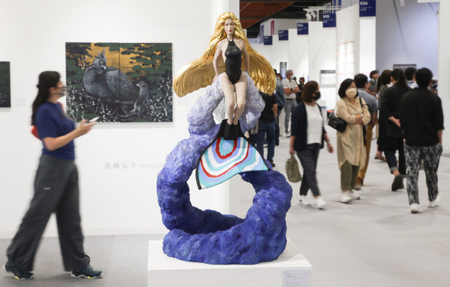 台北藝博會參展畫廊逾4成海外 展望「藝術東移」 | 華視新聞