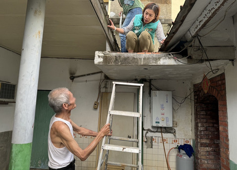 台中民宅遭建商堵死 出入只得爬鄰居屋頂求助民代