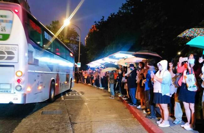 台塑進駐內湖下班等車人潮擁擠  北市加開公車紓解 | 華視新聞