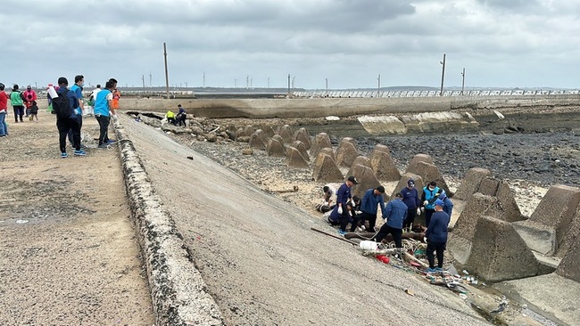 澎湖秋季淨灘 清理海岸線消坡塊內海廢 | 華視新聞