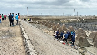 澎湖秋季淨灘 清理海岸線消坡塊內海廢