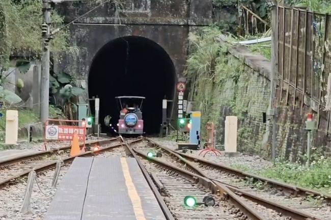 隧道柵門瞬間強風吹撞  三義鐵道自行車脫軌無人傷 | 華視新聞