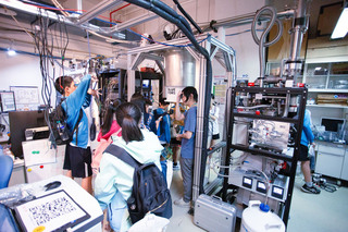 中研院院區開放萬人湧入  翻玩AI邀歷史名人參與