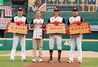 馬西屏替統一獅開球 「金句梗」匾額有「笑」果