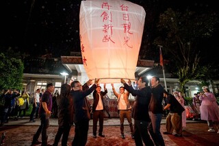 日客千人遊台灣放天燈  祈願觀光共好
